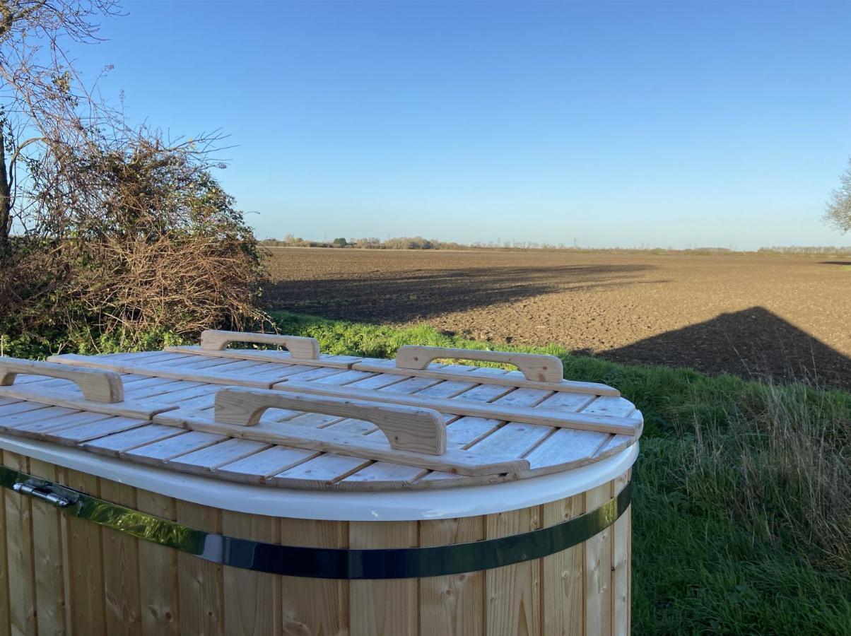 Fen Meadows Glamping - Luxury Cabins And Bell Tents Cambridge  Bagian luar foto