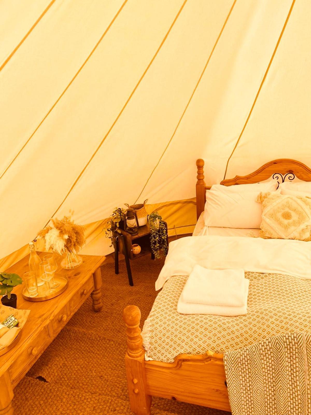 Fen Meadows Glamping - Luxury Cabins And Bell Tents Cambridge  Bagian luar foto